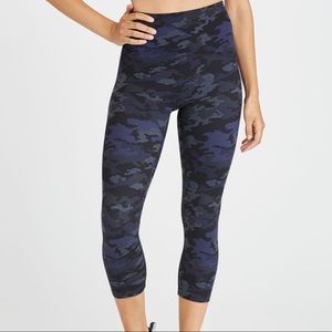 NWOT Cropped booty boost active print leggings